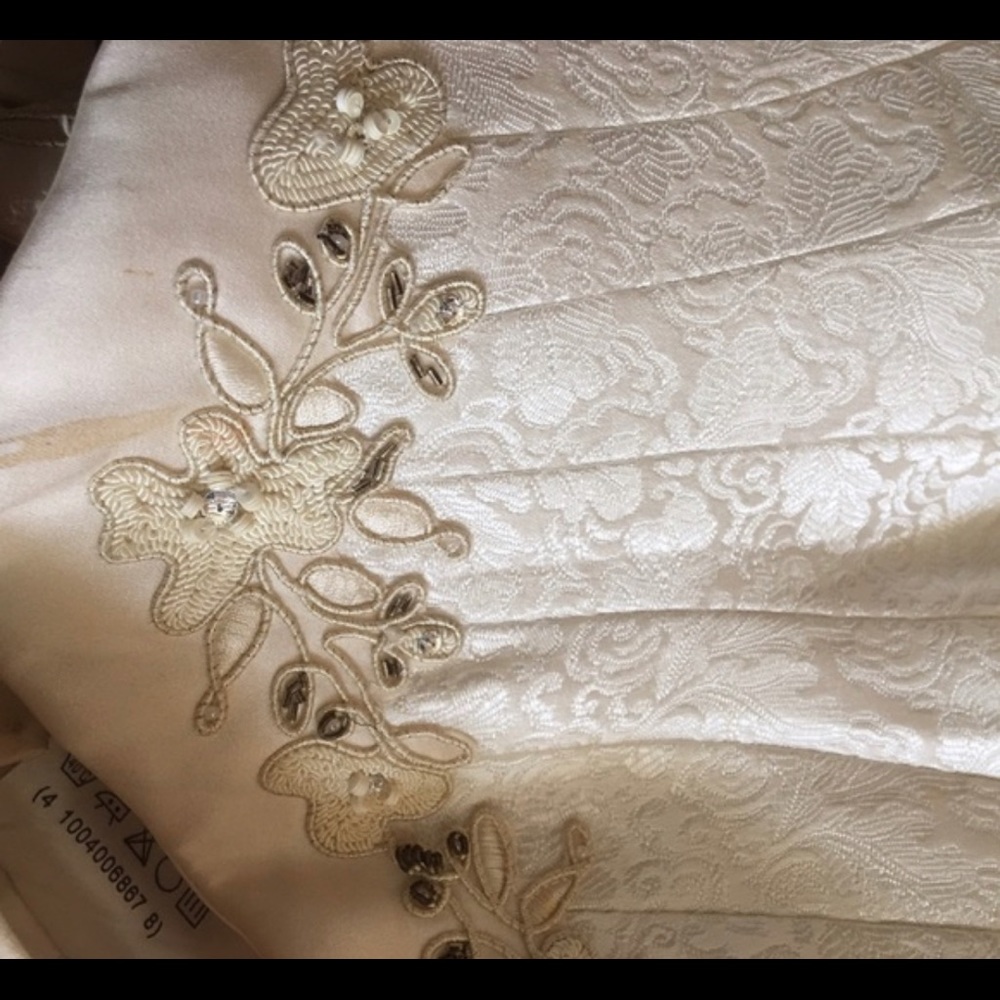 Amazing wedding Gown - Picture 4 of 8